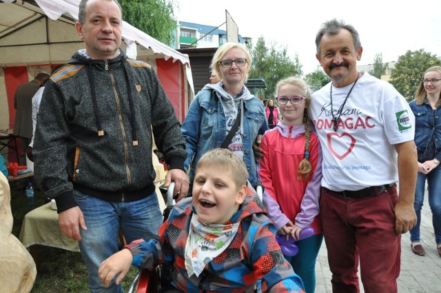 Festyn charytatywny na rzecz Miłosza Janasa z Kluczborka.Na zdjęciu od lewej: Witold i Sylwia Janasowie z synem Miłoszem, Asia Jagła, Stanisław Konarski.