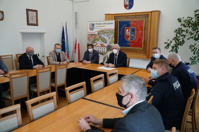 Podczas obrad obecni byli przedstawiciele starostwa, gminy Zwoleń, a także policji i służb sanitarnych z terenu powiatu zwoleńskiego.