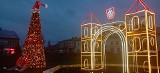 Świąteczne iluminacje w Jędrzejowie. Piękna choinka, rozświetlone drzewka, przystrojona galeria Sekunda. Zobacz zdjęcia