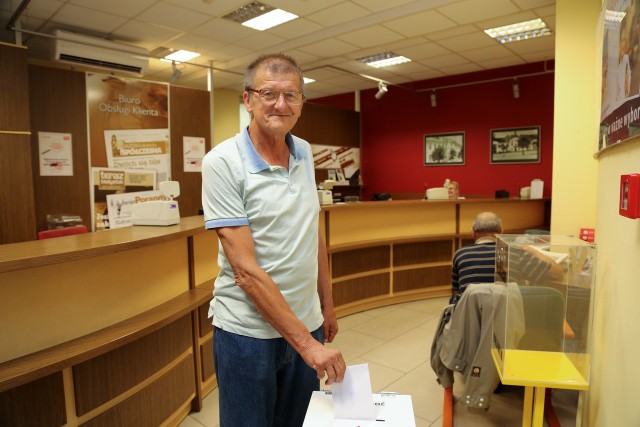 Żeby wygrać, trzeba grać. To oczywiste - nie ma wątpliwości Zbigniew Rowgało. Do urny wrzucił już kilka kopert z konkursowymi kuponami.