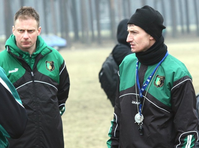 Marek Kusiak (z lewej, obok trener drugoligowych piłkarzy Stali Mirosław Kalita), trener grup młodzieżowych w Stali Stalowa Wola, zaprasza na turniej z okazji 75-lecia klubu.