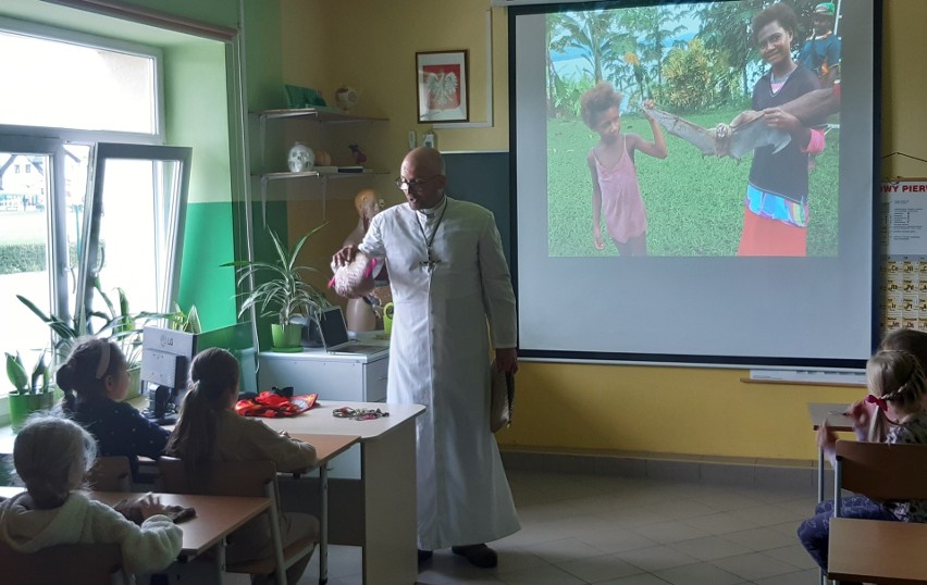 Misjonarz z Ujazdu Grzegorz Kasprzycki, odwiedził swoją dawną szkołę. Opowiadał o życiu i pracy w Papui Nowej Gwinei  (ZDJĘCIA)