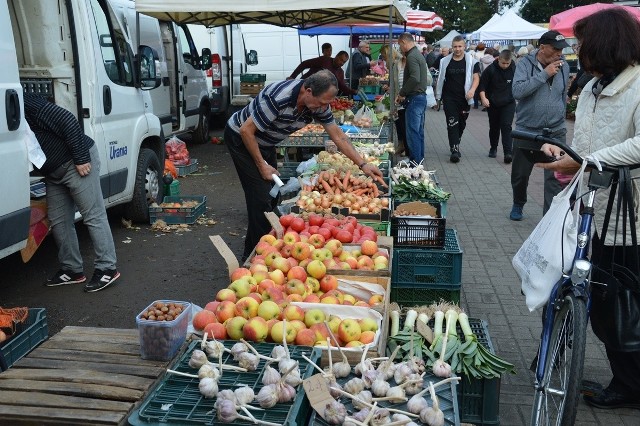 Na placu targowym ruch jak zwykle duży, jest dużo jesiennych owoców i warzyw, królują pomidory