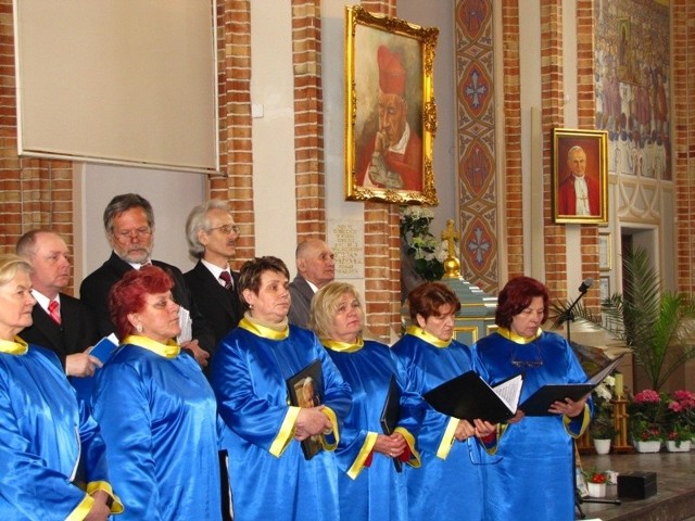 3 maja w zuzelskim kościele zaśpiewał chór z Białegostoku pod batutą Lidii Trojanowskiej.