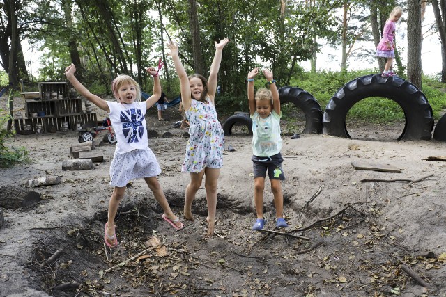 Zabawa na świeżym powietrzu nigdy chyba nie znudzi się puszczykowym dzieciom. Na zdjęciu Lola, Sonia i Kacper. Lola (z lewej) od września zostanie uczennicą leśnej szkoły.