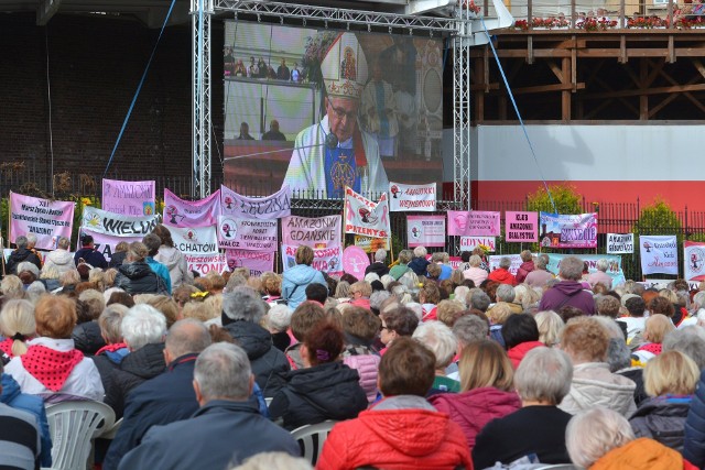 Tysiące kobiet wzięło udział w XXVI Ogólnopolskiej Pielgrzymce Kobiet po Chorobie Nowotworowej Piersi na Jasnej Górze.
