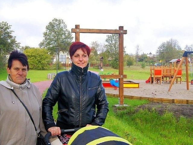 Barbara Dzwonkowska z mamą Anną Narloch wybrały się na spacer z 10-miesięcznym Wiktorem