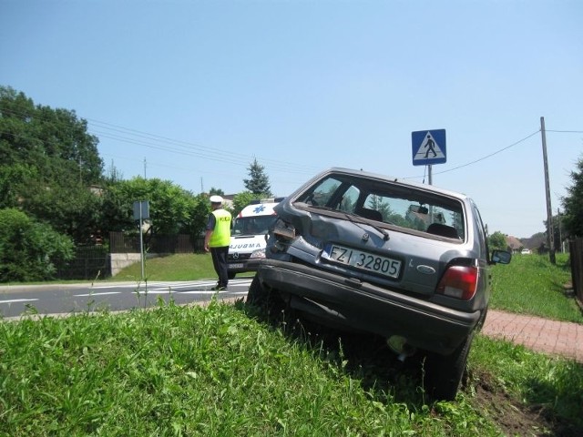 Uderzenie spowodowało, że auto wypadło z drogi.