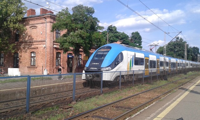 Pociąg Kolei Śląskich na dworcu w Myszkowie