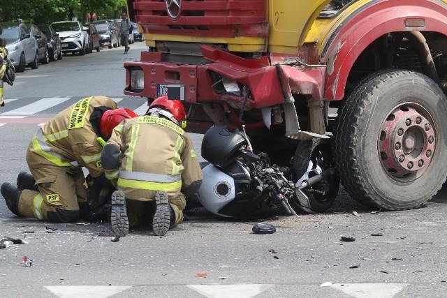 Groźny wypadek motocyklisty we Wrocławiu. Mężczyzna zderzył się z betoniarką, trafił w ciężkim stanie do szpitala