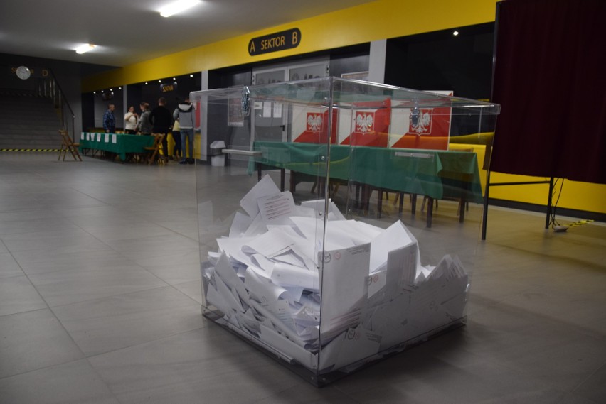 Wybory samorządowe 2018. W Tarnowie liczą głosy, oddane na prezydenta i radnych [ZDJĘCIA]