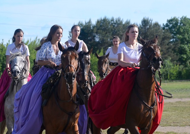 W pokazach kawaleryjskich w Czyżewie wzięły udział także kobiety