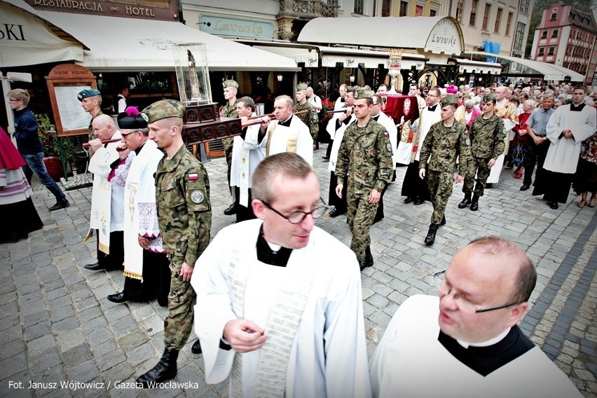 Przez Wrocław przeszła procesja z relikwiami św. Doroty i św. Stanisława (ZDJĘCIA)