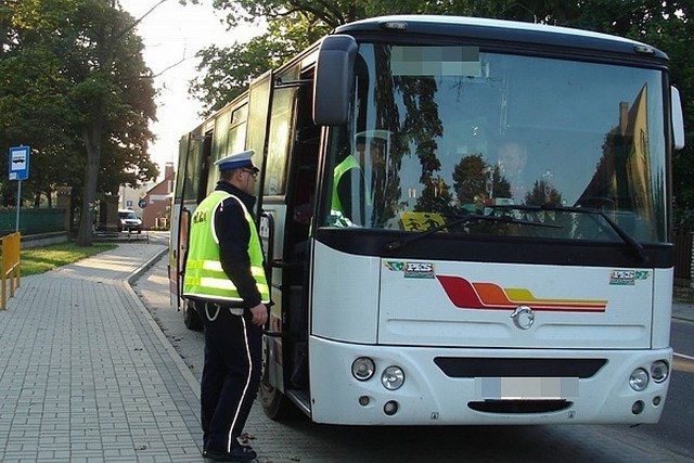 Policjanci międzyrzeckiej "drogówki&#8221; razem z funkcjonariuszami Inspekcji Transportu Drogowego kontrolowali autokary i busy dowożące dzieci do trzcielskiego Zespołu Szkół.