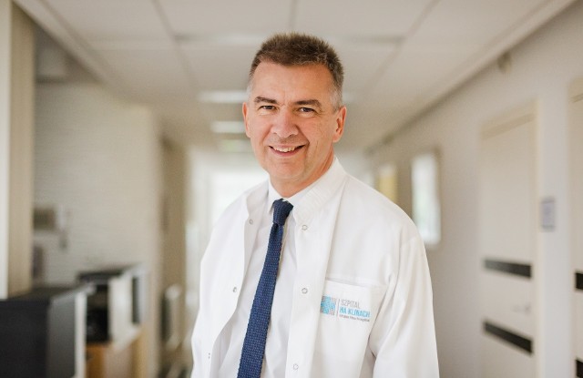 Profesor dr hab. n. med. Tomasz Rogula jest specjalistą chirurgii bariatrycznej, metabolicznej, laparoskopowej i robotowej.