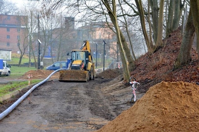 Postępują prace przy przebudowie drogi, łączącej ulicę Kościerską z ulicą 3 Maja w Żukowie.