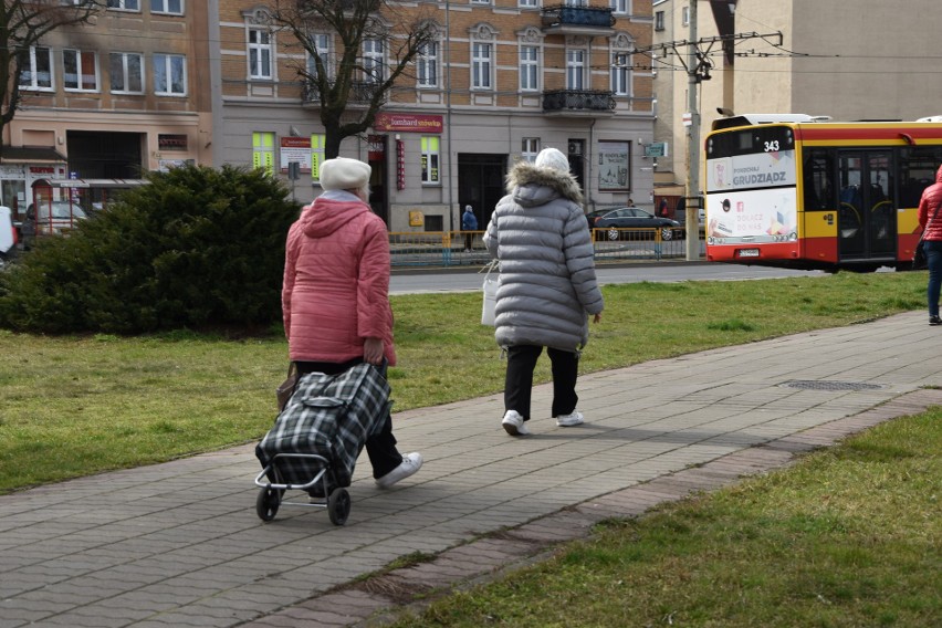 By seniorzy nie musieli wychodzić z domów, młodzi mogą pomóc...