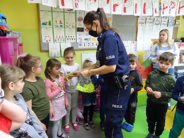 Policjanci z KPP w Nakle spotkali się z uczniami niepublicznej szkoły w Olszewce