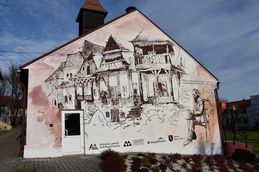 Na budynku poczty w Nowym Wiśniczu powstał mural ze szkicem...