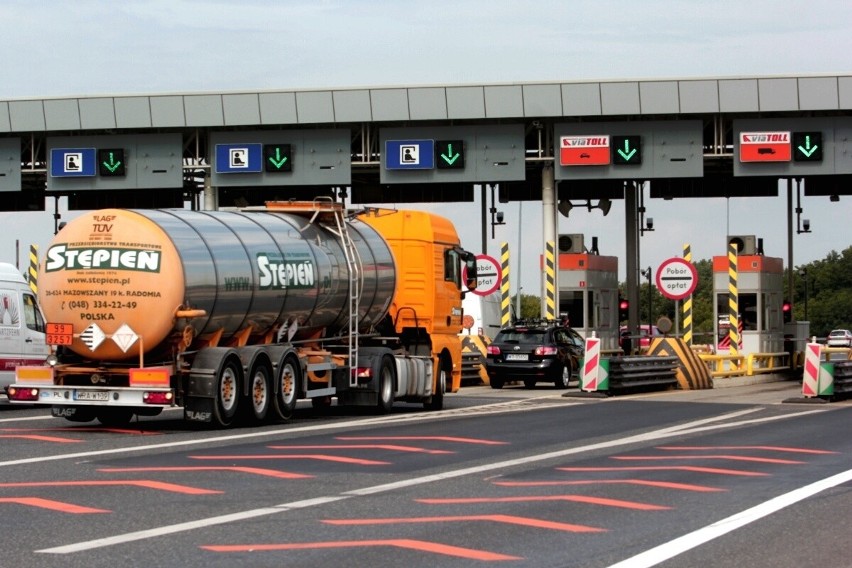 Elektroniczny pobór opłat na A4. Kierowcy rzucili się na ViaAuto, kolejki na stacjach (FILMY, FOTO)