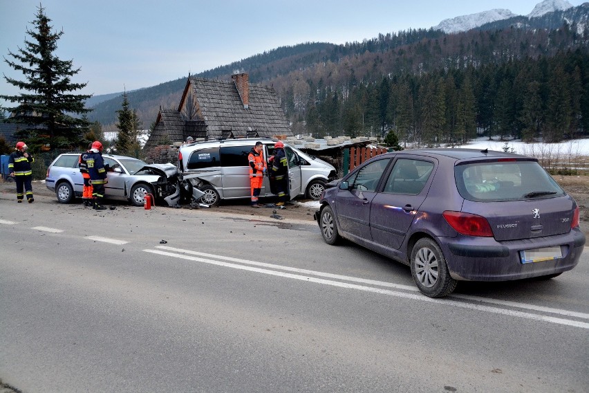 Zakopane. Karambol trzech samochodów na Krzeptówkach