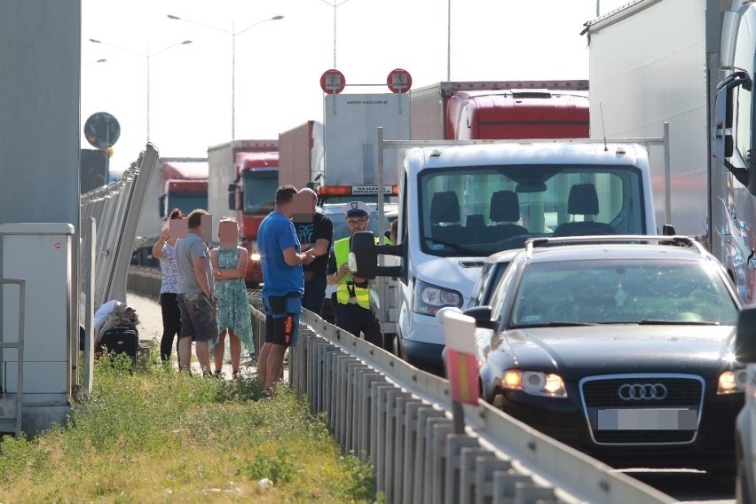 Kobieta jadąca osobówką z dwójką małych dzieci uderzyła w...