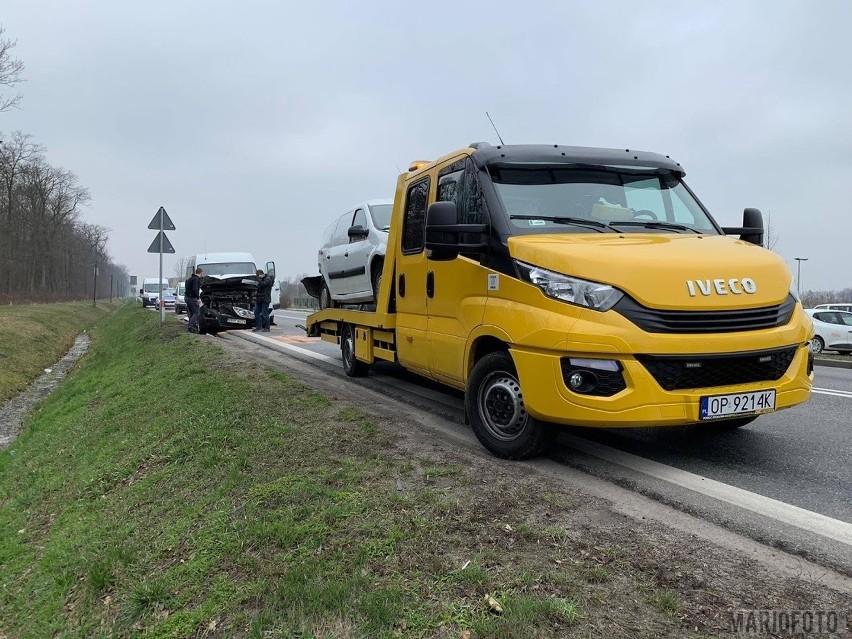 Wypadek w Lędzinach. Trzy samochody zderzyły się na drodze krajowej 46