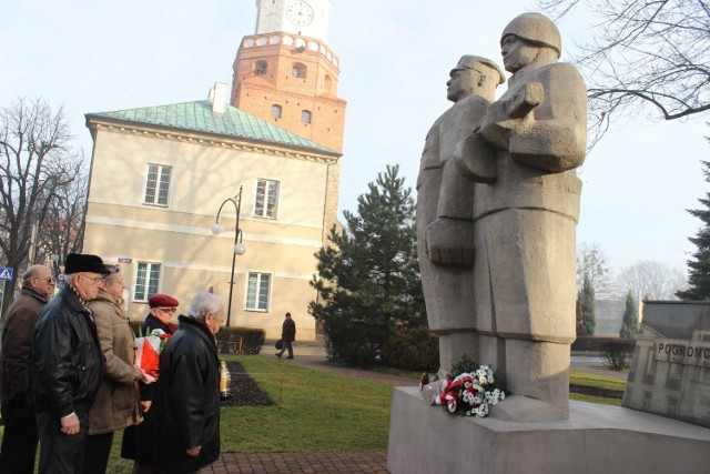 Pod pomnikiem Pogromcom hitleryzmu wielunianie obchodzą rocznice wyzwolenia miasta spod niemieckiej okupacji