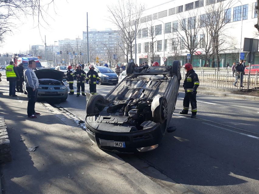 Samochód osobowy dachował na Powstańców Śląskich 