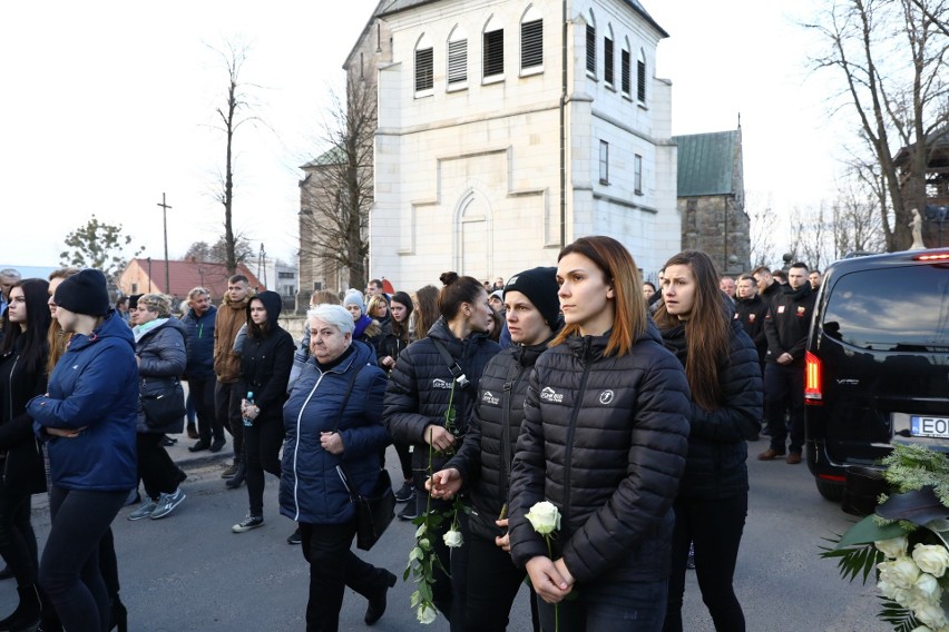 Pogrzeb Dawida Jakubowskiego, maturzysty z Końskich, reprezentanta Polski juniorów w piłce ręcznej odbył się w Żarnowie [ZDJĘCIA]