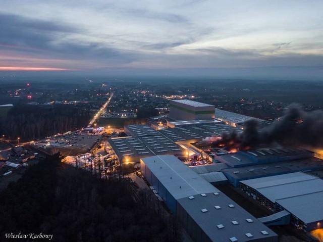 We wtorek o godz. 15.39 strażacy otrzymali zgłoszenie o pożarze hali produkcyjnej firmy Sun Garden w Malanowie. Płonie hala, w której odbywa się proces przetwarzania pianki wykorzystywanej przy produkcji mebli ogrodowych. Z całego zakładu ewakuowano 750 osób. Udało się go ugasić dopiero wieczorem.  Przejdź do kolejnego zdjęcia --->