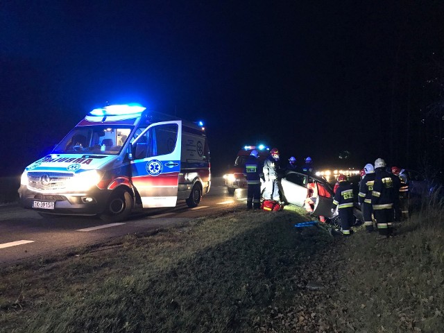 Wieczorem w niedzielę na drodze krajowej nr 74  w miejscowości wiosna w gminie Radoszyce w powiecie koneckim doszło do groźnego wypadku. Jedna osoba została ranna, a trasa w kierunku była zablokowana.>>>ZOBACZ WIĘCEJ NA KOLEJNYCH SLAJDACH