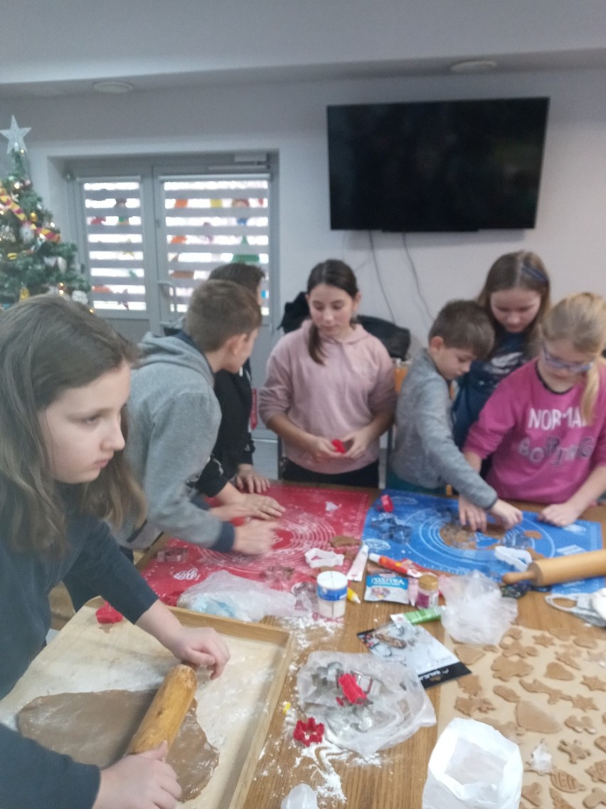 W Dębinach w gminie Przysucha dzieci same robiły pierniczki.