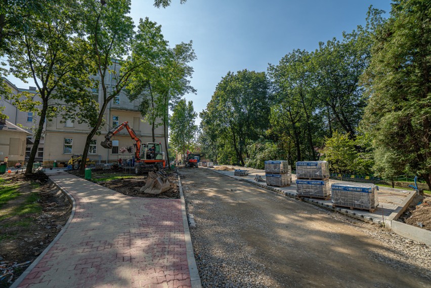 Nowy Sącz. Przy najstarszym budynku szpitala powstaje 40 miejsc parkingowych [ZDJĘCIA]