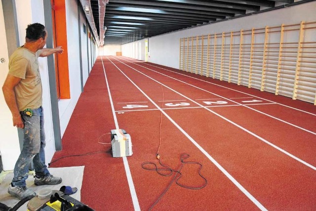 Cztery bieżnie do sprintu na 60 metrów z częścią rozgrzewkową, skocznia w dal - to główne elementy tunelu lekkoatletycznego przy Szkole Podstawowej nr 7.