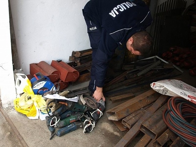 Policjanci zabezpieczyli narzędzia, które zatrzymany mężczyzna kradł w swoim zakładzie pracy.