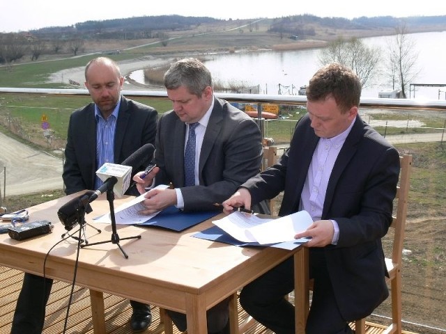 Ze strony miasta umowę podpisał prezydent Norbert Mastalerz,(w środku), natomiast Jacht Klubu prezes Janusz Bobula (z prawej) oraz wiceprezes Janusz Obiegło.