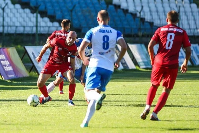 Piłkarze Wisły Sandomierz znaleźli się w trudnej sytuacji. Na zdjęciu jedna z ikon tego klubu - kapitan Jarosław Piątkowski.