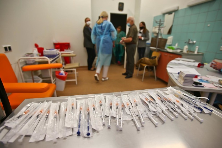 Wrocław: Pierwsi seniorzy dostali szczepionkę na koronawirusa