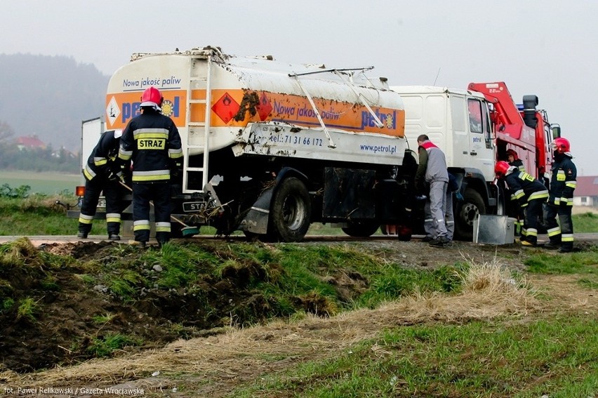 Wypadek pod Sobótką. Cysterna z olejem opałowym wylądowała w rowie (ZDJĘCIA)