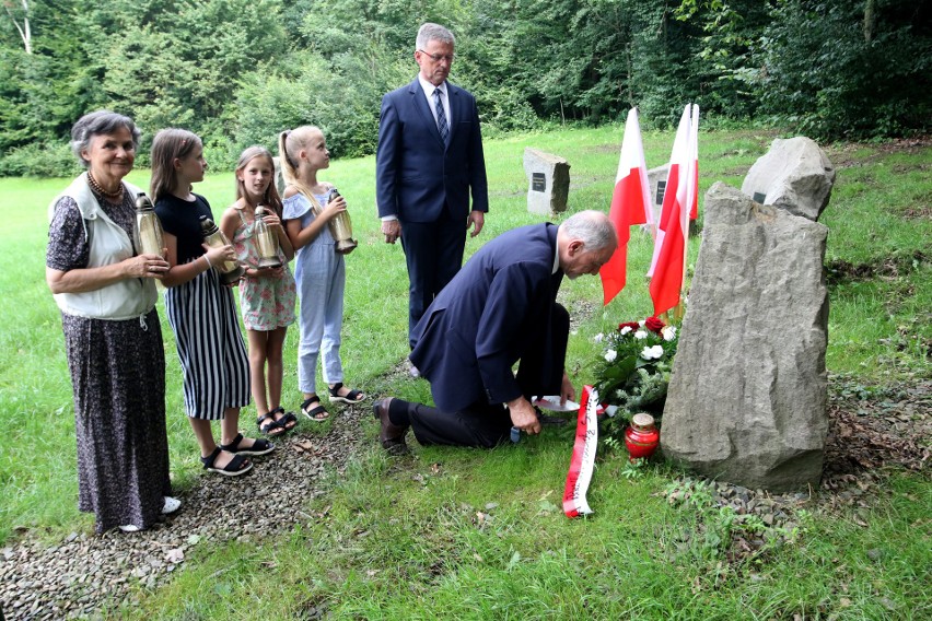 Przewodniczący Sejmiku Małopolskiego złożył kwiaty pod Głazem Smoleńskim w Falkowej