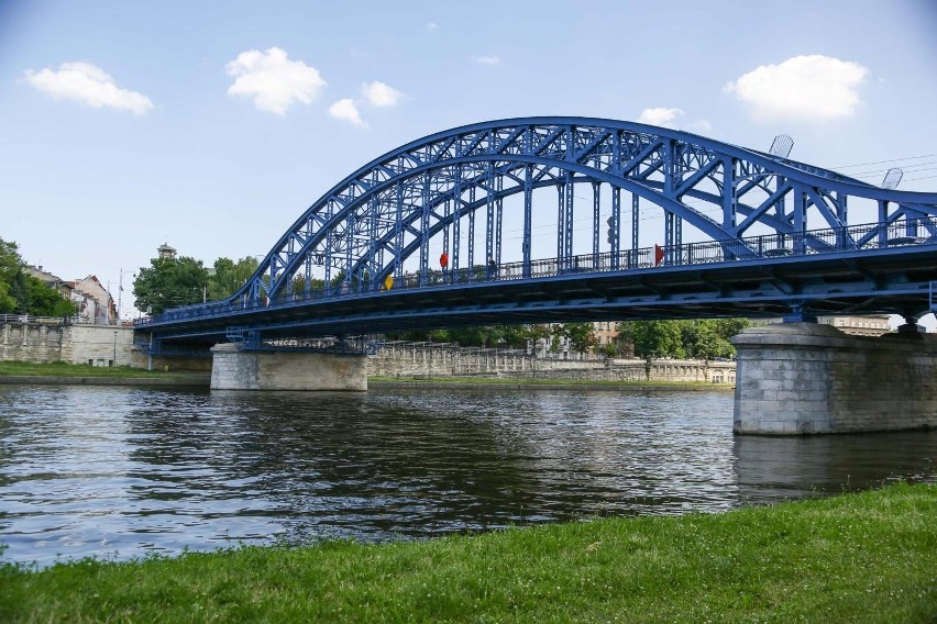 Kraków. Po remoncie most Piłsudskiego rdzewieje na potęgę. Nie pomogły niedawne poprawki [ZDJĘCIA]