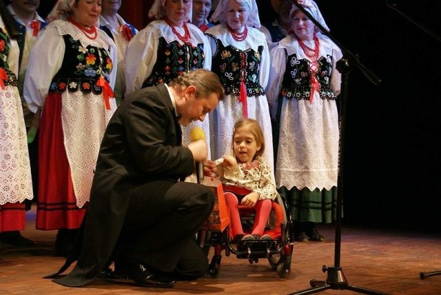 Dla małej Oliwii znakomicie zagrał zespół Lasowiacy. Dziewczynka otrzymała w prezencie nie tylko muzyczne widowisko, ale też specjalny upominek od zespołu.