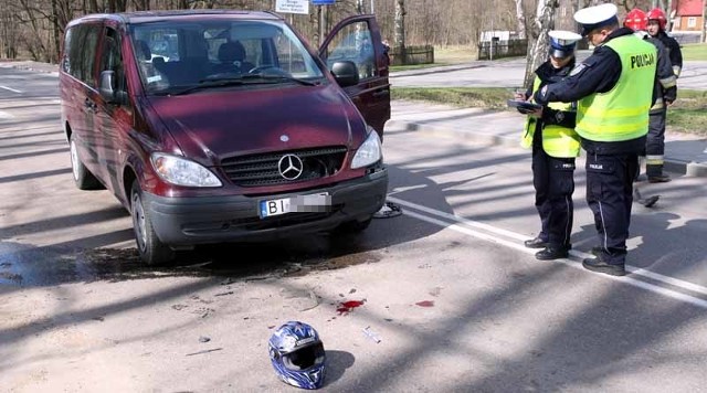 Motocyklista uderzył w atrapę chłodnicy mercedesa