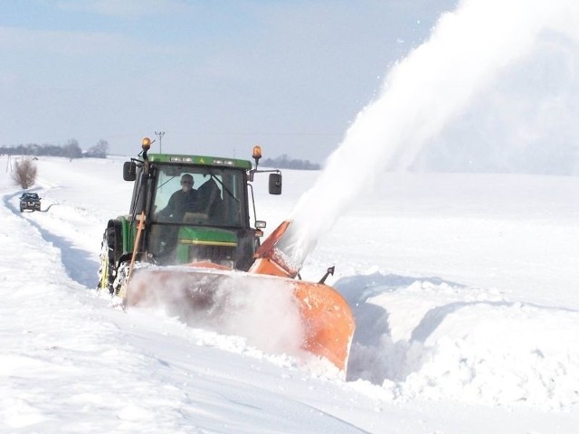 W wielu miejscach na terenie gminy Waśniów z nadmiarem śniegu radzą sobie jedynie pługi wirnikowe.