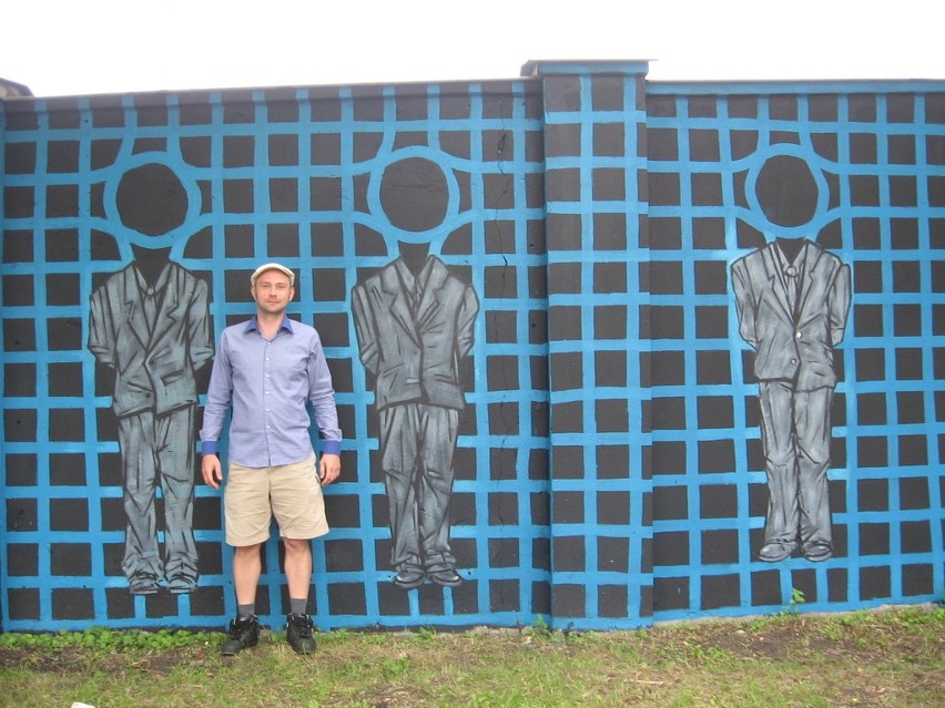 Kamil Kusko prezentuje swój mural na siarce Elektyrom  .
