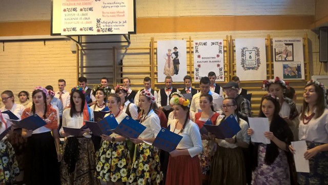 Od rana po szkole paradowali uczniowie w pięknych śląskich strojach, a chór śpiewał znane ludowe pieśni.