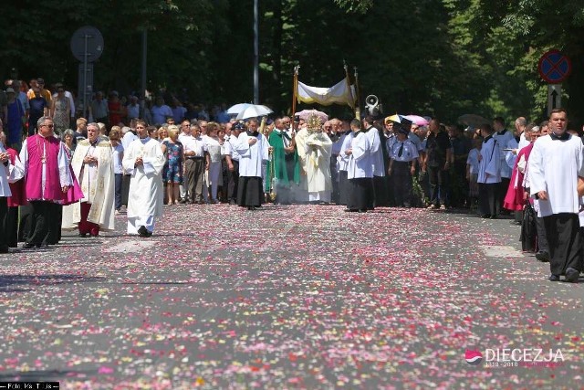 Biorąc pod uwagę obowiązujące przepisy sanitarne Kuria Diecezjalna w Sandomierzu podjęła decyzję, że w tym roku procesje eucharystyczne w uroczystość Bożego Ciała odbędą się na terenie przykościelnym wokół świątyni.