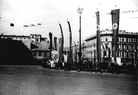 Hitlerowskie flagi na placu Wolności z okazji przyjazdu...
