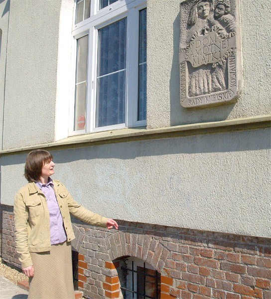 Siostra Małgorzata Książak, kierownik Domu Samotnej Matki w Koszalinie, pokazuje miejsce, w którym zostanie umieszczone okno życia